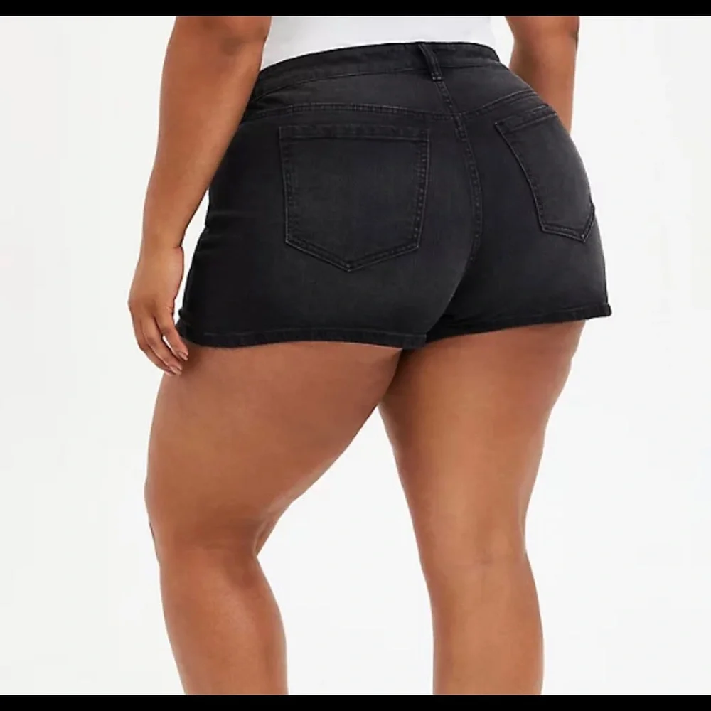 NWT TORRID HIGH RISE A-LINE SHORTIE SHORT - VINTAGE STRETCH WASHED BLACK SIZE 20 - Picture 2 of 3